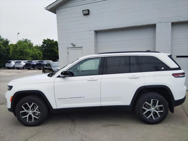 Photo of 2024 Bright White Clearcoat Jeep Grand Cherokee
