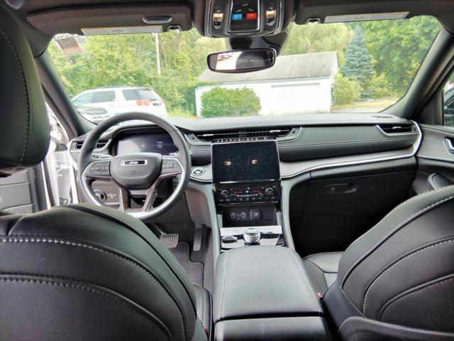 Photo of 2024 Bright White Clearcoat Jeep Grand Cherokee