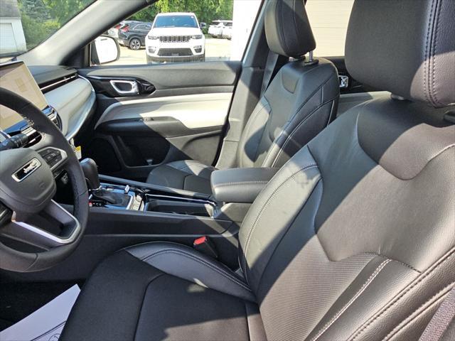 Photo of 2025 Bright White Clearcoat Jeep Compass