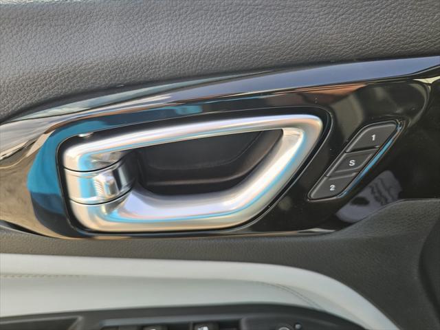 Photo of 2025 Bright White Clearcoat Jeep Compass