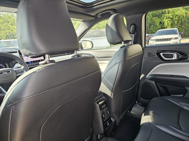Photo of 2025 Bright White Clearcoat Jeep Compass