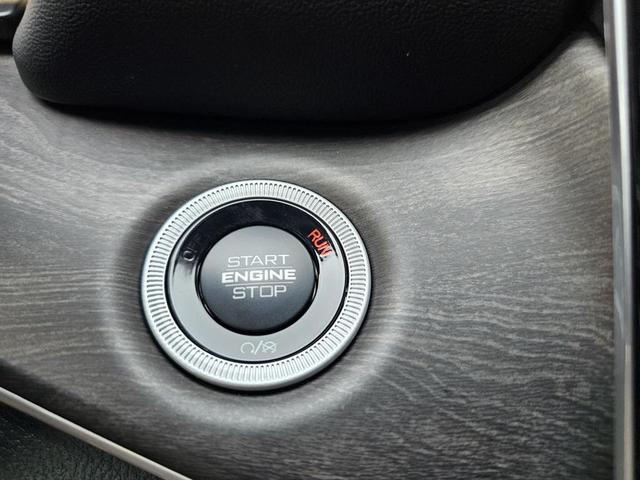 Photo of 2025 Diamond Black Crystal Pearlcoat Jeep Grand Cherokee L