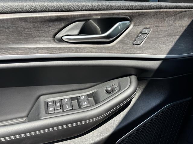 Photo of 2025 Velvet Red Pearlcoat Jeep Grand Cherokee