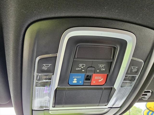 Photo of 2023 Diamond Black Crystal Pearlcoat RAM 1500