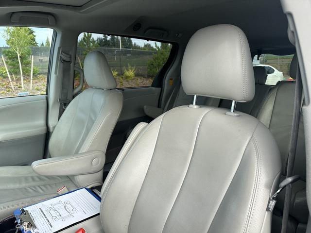 Photo of 2014 Shoreline Blue Pearl Toyota Sienna