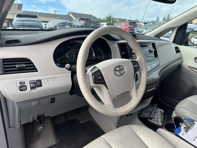 Photo of 2014 Shoreline Blue Pearl Toyota Sienna