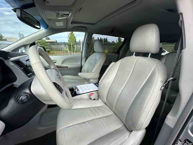 Photo of 2014 Shoreline Blue Pearl Toyota Sienna