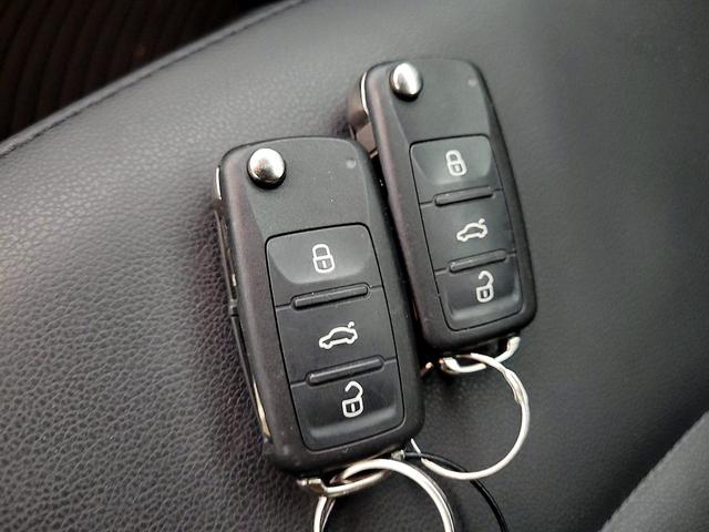 Photo of 2017 White Volkswagen Beetle