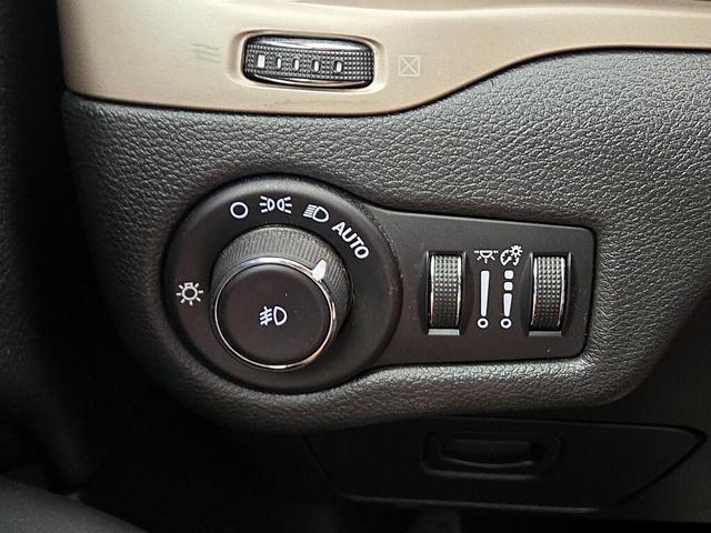 Photo of 2015 Silver Jeep Cherokee