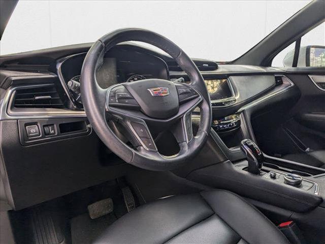 Photo of 2021 Crystal White Tricoat Cadillac XT5
