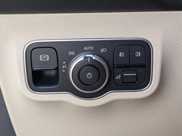 Photo of 2025 Polar White Mercedes-Benz GLB 250