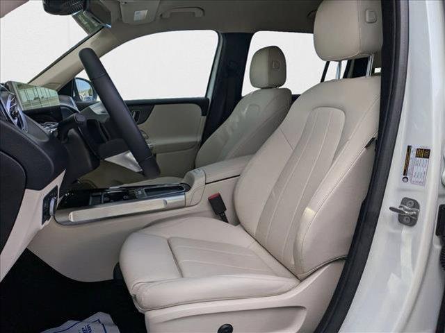 Photo of 2025 Polar White Mercedes-Benz GLB 250