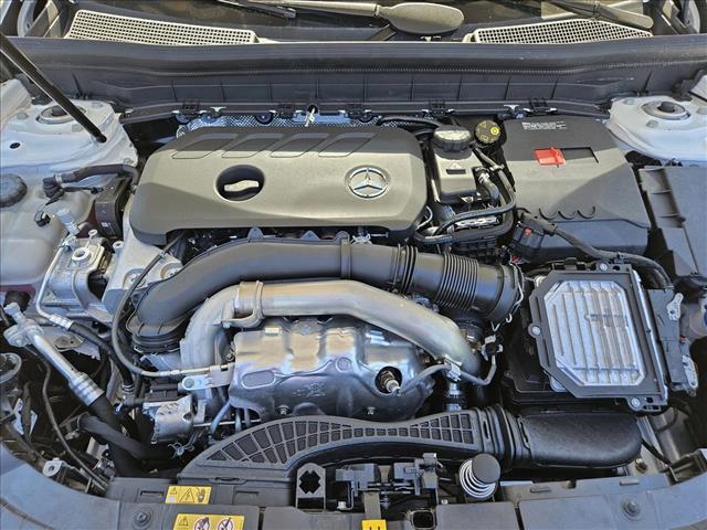 Photo of 2025 Polar White Mercedes-Benz GLB 250