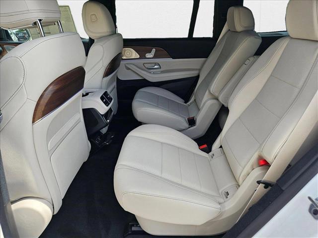Photo of 2025 MANUFAKTUR Moonlight White Metallic Mercedes-Benz GLS 450