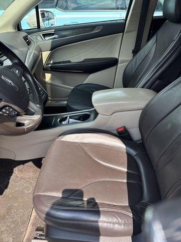 Photo of 2017 White Platinum Lincoln MKC