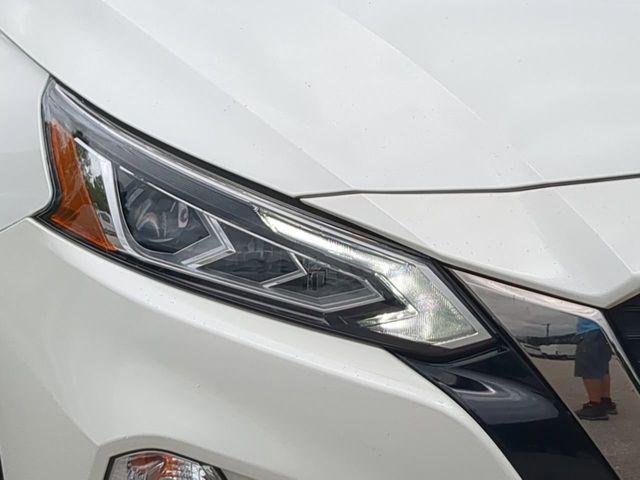 Photo of 2021 Pearl White Tricoat Nissan Altima