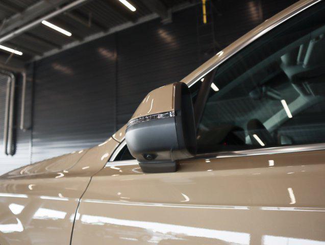 Photo of 2025 Sakhir Gold Metallic Audi Q7