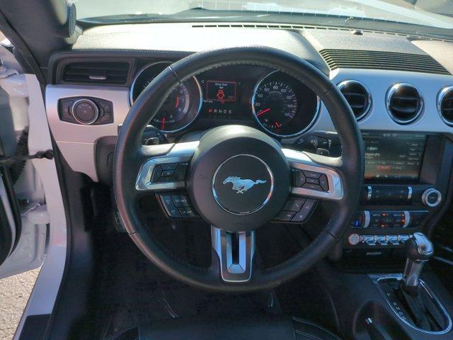 Photo of 2015 Oxford White Ford Mustang