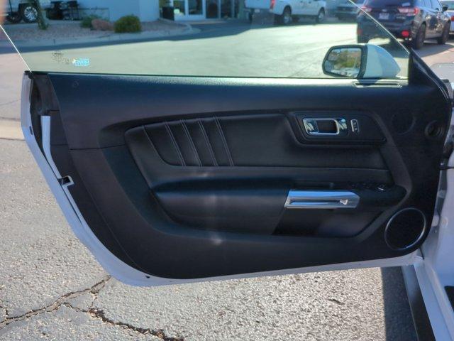 Photo of 2015 Oxford White Ford Mustang