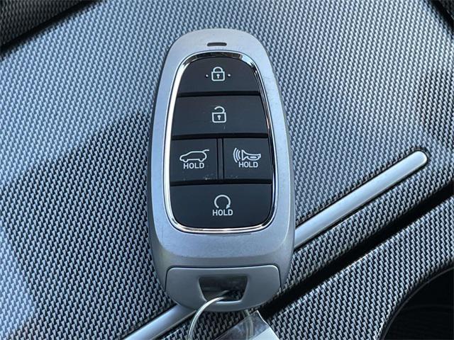 Photo of 2022 Silver Hyundai SANTA FE HEV