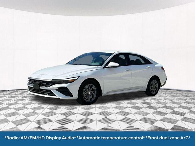 Photo of 2025 White Hyundai ELANTRA HEV