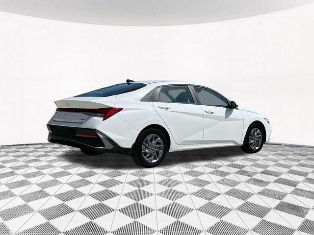 Photo of 2025 White Hyundai ELANTRA HEV