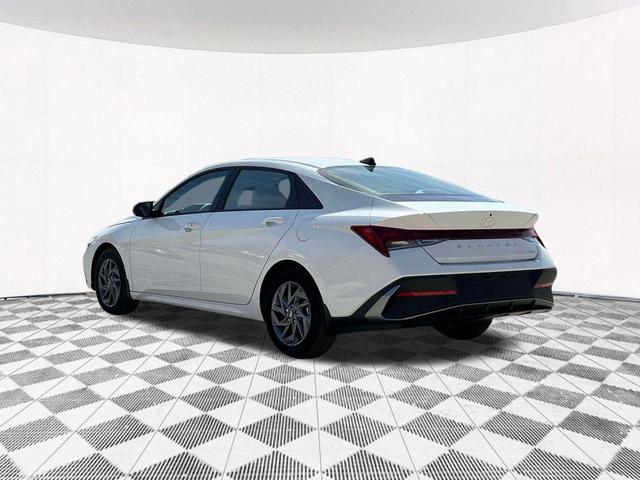 Photo of 2025 White Hyundai ELANTRA HEV