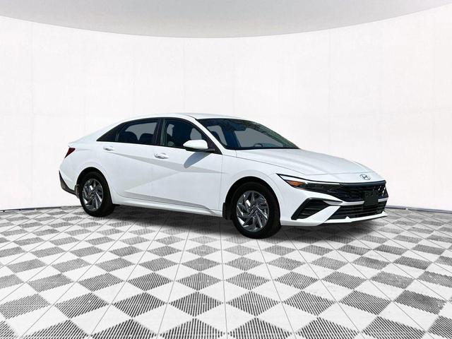 Photo of 2025 White Hyundai ELANTRA HEV