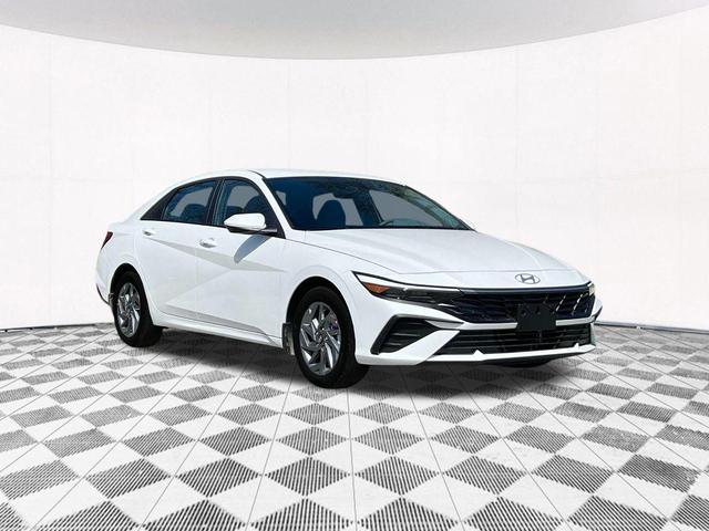 Photo of 2025 White Hyundai ELANTRA HEV