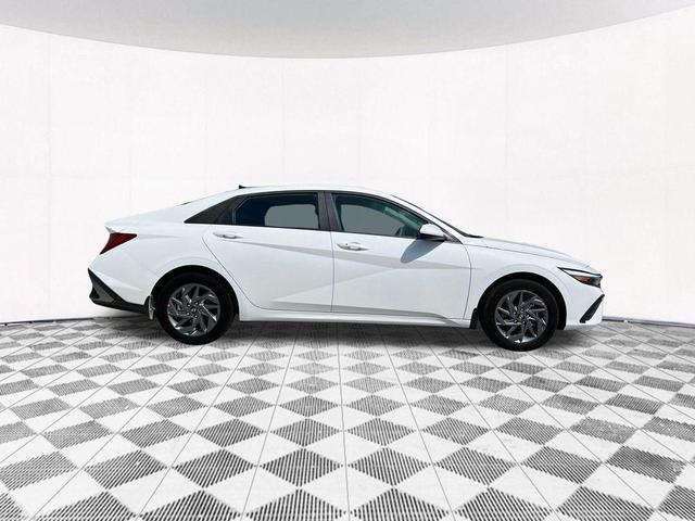 Photo of 2025 White Hyundai ELANTRA HEV