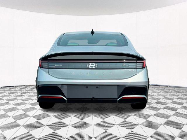 Photo of 2025 Silver Hyundai SONATA Hybrid