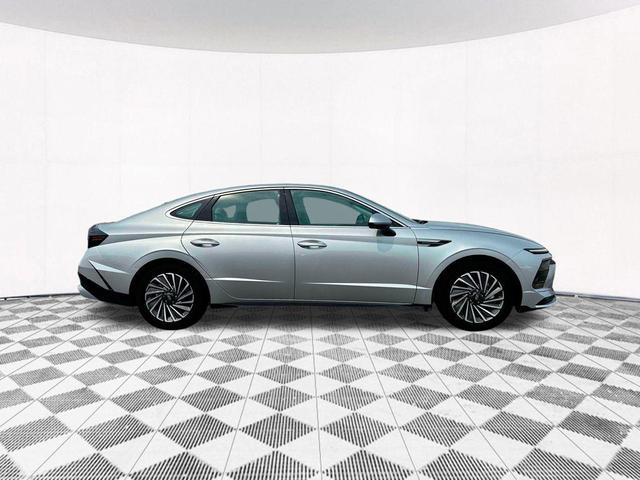 Photo of 2025 Silver Hyundai SONATA Hybrid