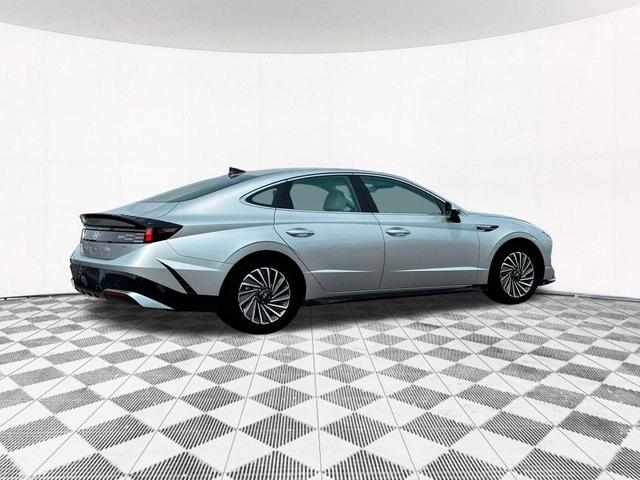 Photo of 2025 Silver Hyundai SONATA Hybrid