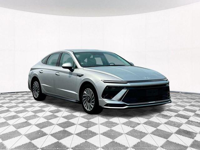 Photo of 2025 Silver Hyundai SONATA Hybrid