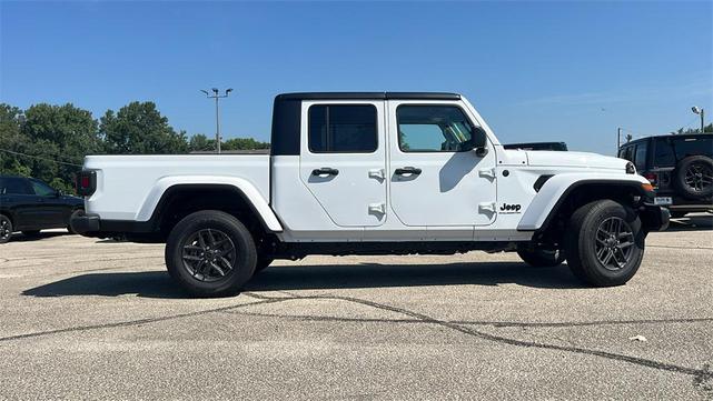 Photo of 2025 Bright White Clearcoat Jeep Gladiator