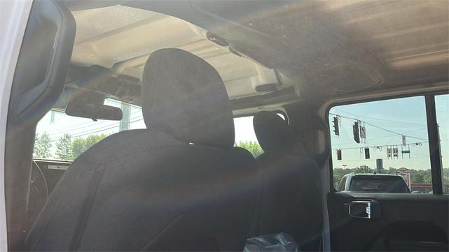 Photo of 2025 Bright White Clearcoat Jeep Gladiator
