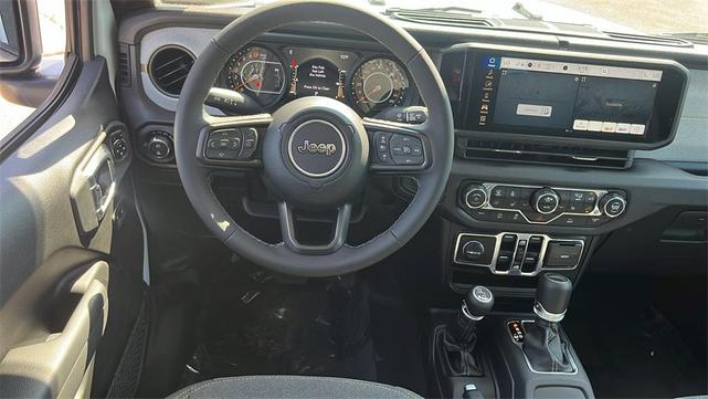 Photo of 2025 Bright White Clearcoat Jeep Gladiator