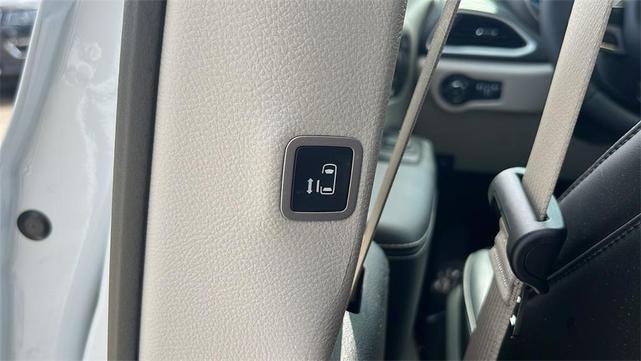 Photo of 2024 Bright White Clearcoat Chrysler Pacifica