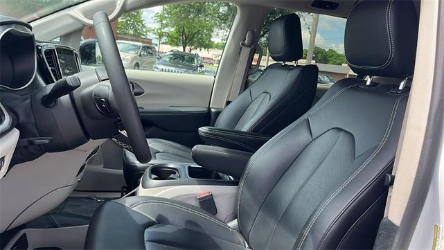 Photo of 2024 Bright White Clearcoat Chrysler Pacifica