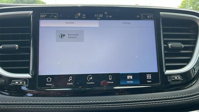 Photo of 2024 Bright White Clearcoat Chrysler Pacifica