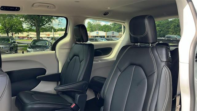 Photo of 2024 Bright White Clearcoat Chrysler Pacifica
