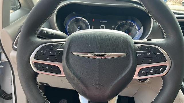Photo of 2024 Bright White Clearcoat Chrysler Pacifica