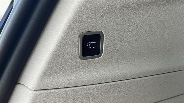 Photo of 2024 Bright White Clearcoat Chrysler Pacifica