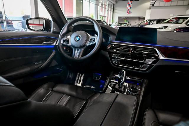 Photo of 2020 Black Sapphire Metallic BMW 540