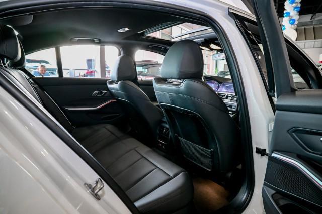 Photo of 2019 Alpine White BMW 330