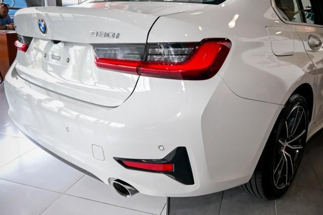 Photo of 2019 Alpine White BMW 330