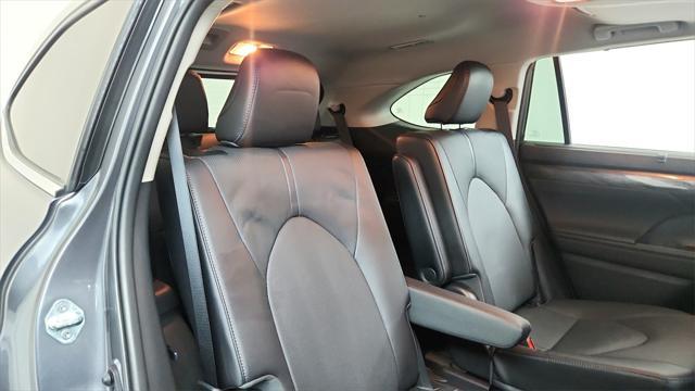 Photo of 2023 Magnetic Gray Metallic Toyota Highlander