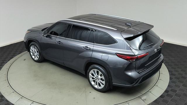 Photo of 2023 Magnetic Gray Metallic Toyota Highlander