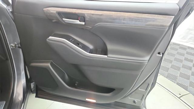Photo of 2023 Magnetic Gray Metallic Toyota Highlander