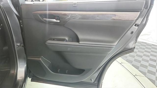 Photo of 2023 Magnetic Gray Metallic Toyota Highlander
